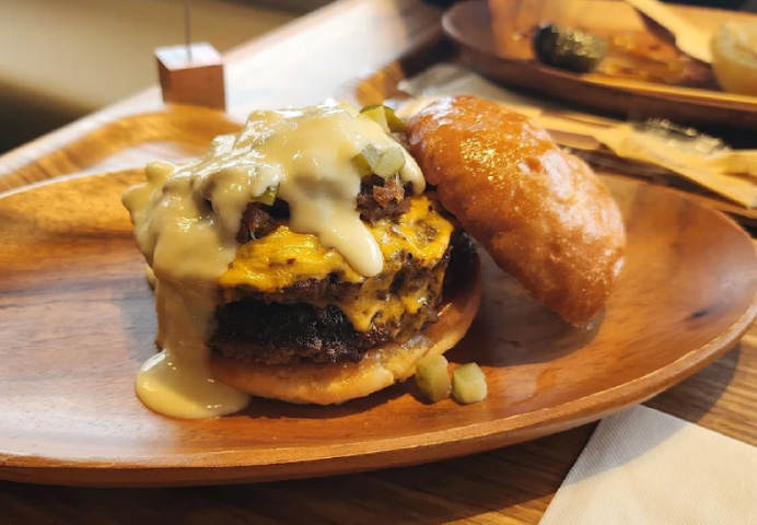 チーズたっぷりのチーズバーガー1,750円。好みにカスタマイズも可能