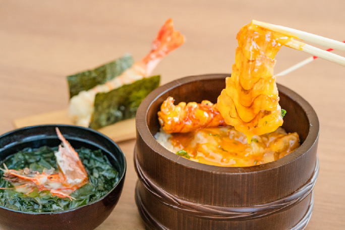 「囲炉裏食堂うずしお」では年間100種もの旬の食材を活かした昼食やランチが味わえる