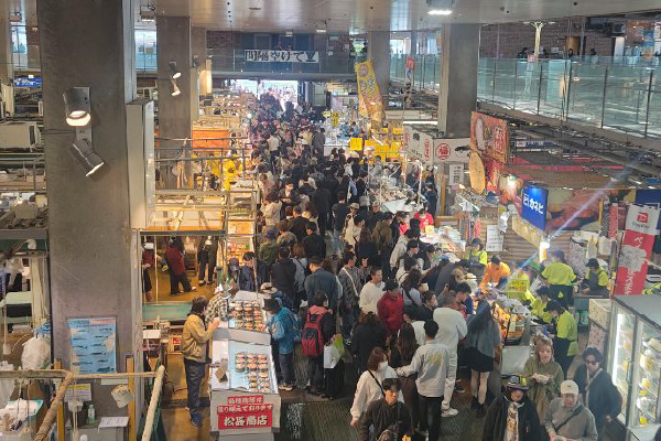 市場いっぱいに広がる熱気に、思わず気分も高まる