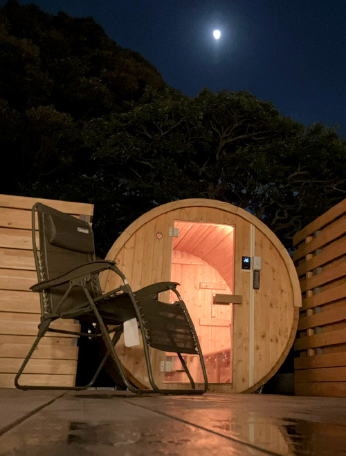 夜風に包まれながら外気浴も心地よい