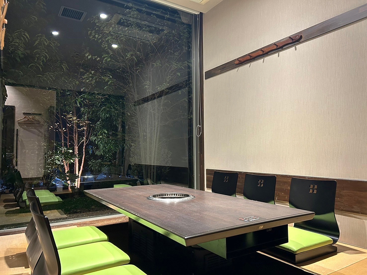 広い窓から木々が見える、日々の喧騒を忘れさせる閑静な店内