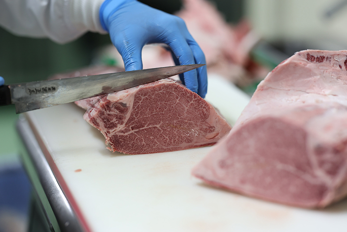 注文後、熟練の職人によって手切りでカットされる肉