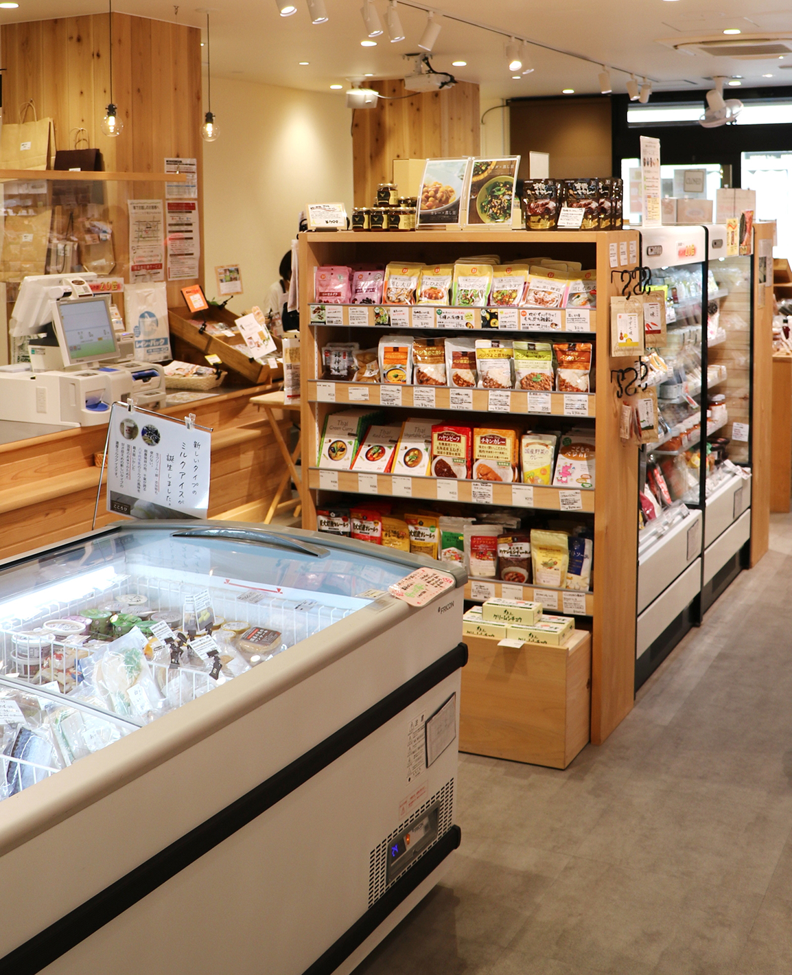 自然乾燥の国産無垢を使用した居心地のよい店内