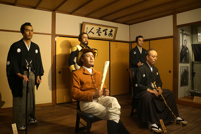息づかいまで伝わるような精巧な蝋人形の表情にも注目