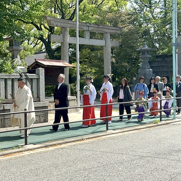斎機殿から熱田神宮へ、絹と麻を捧げる「稚児行列」