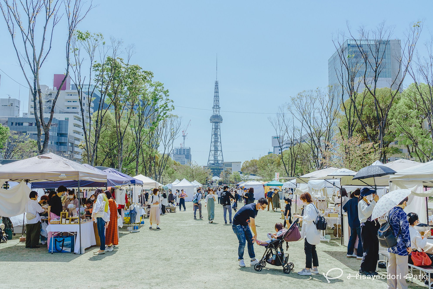 中部電力 MIRAI TOWERを望む広場で、季節ごとのイベントが開かれる