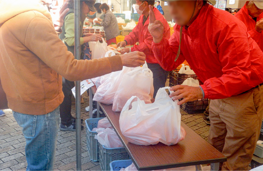 毎年恒例の「農林業祭」で和泉みかんを販売する様子