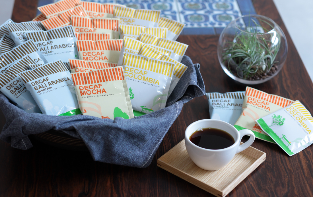 バスケットに並ぶ辻本珈琲のデカフェドリップコーヒーと淹れたてのコーヒー
