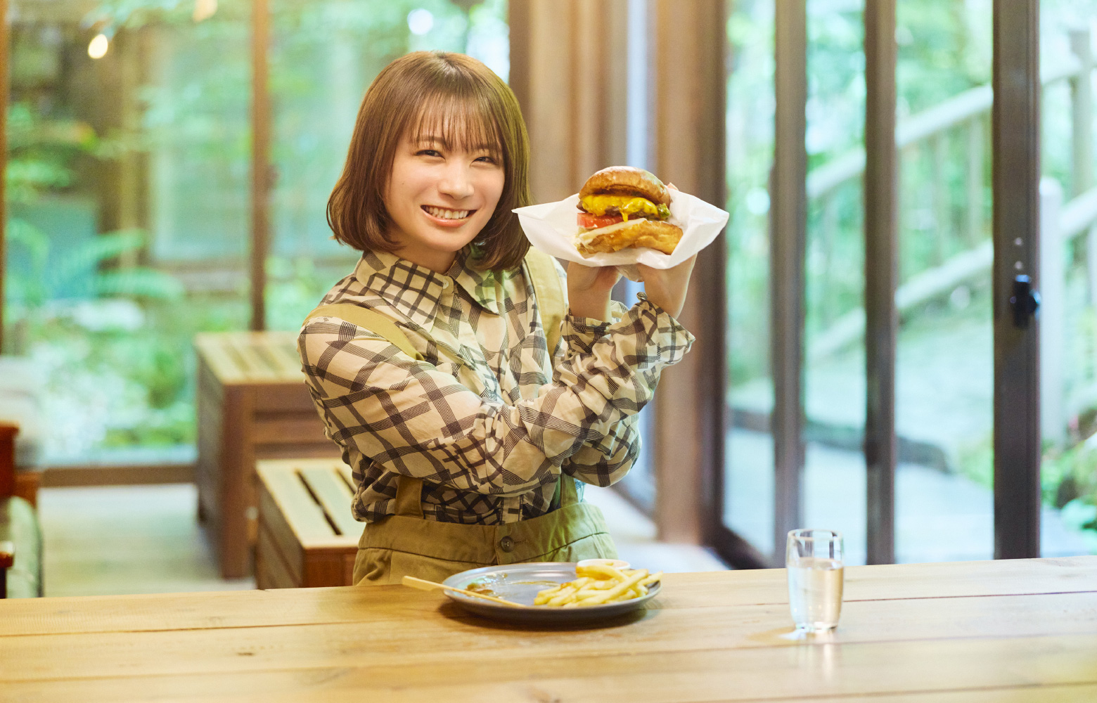 GREEN ROOMでハンバーガーを楽しむ秋元真夏さん