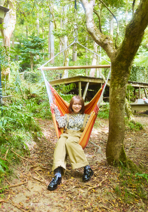 中庭のハンモックでくつろぐ秋元真夏さん