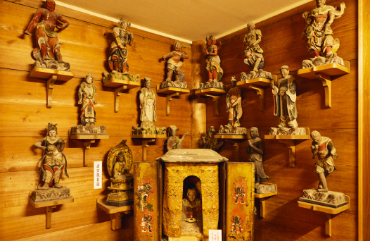 施福寺の堂内に並ぶ仏像