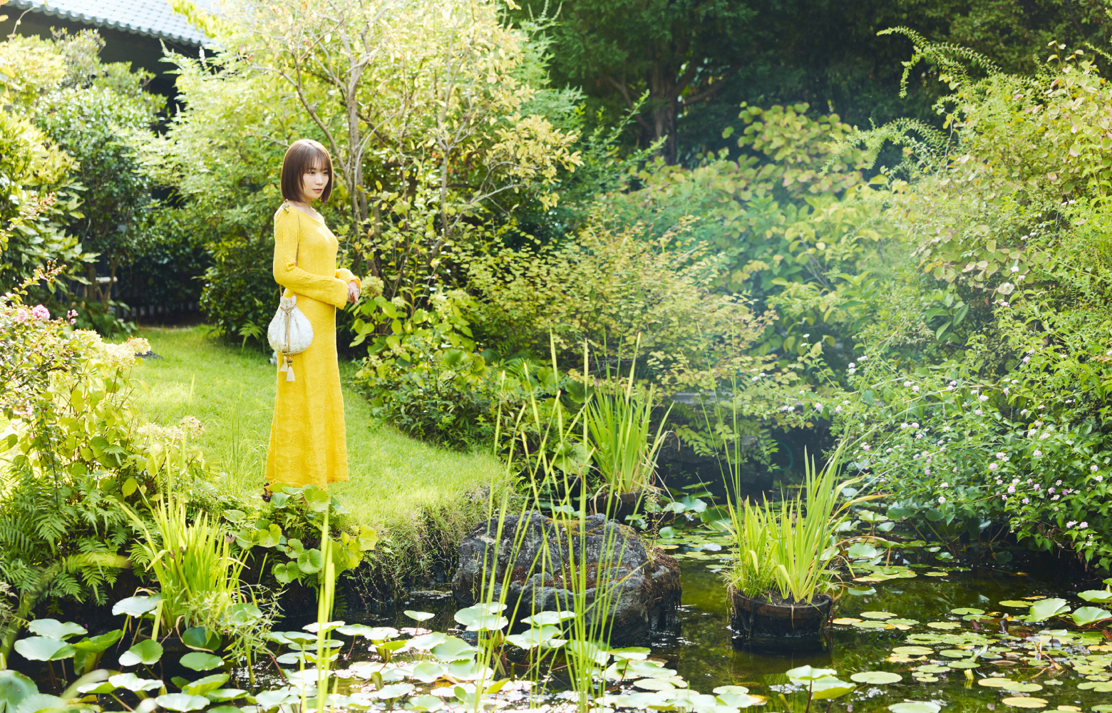 和泉市久保惣記念美術館の庭園に立つ秋元真夏さん