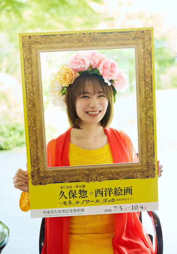 ルノワールの「花飾りの女」のフォトパネルと秋元真夏さん
