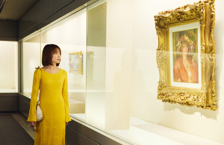 館内で絵画を鑑賞する秋元真夏さん