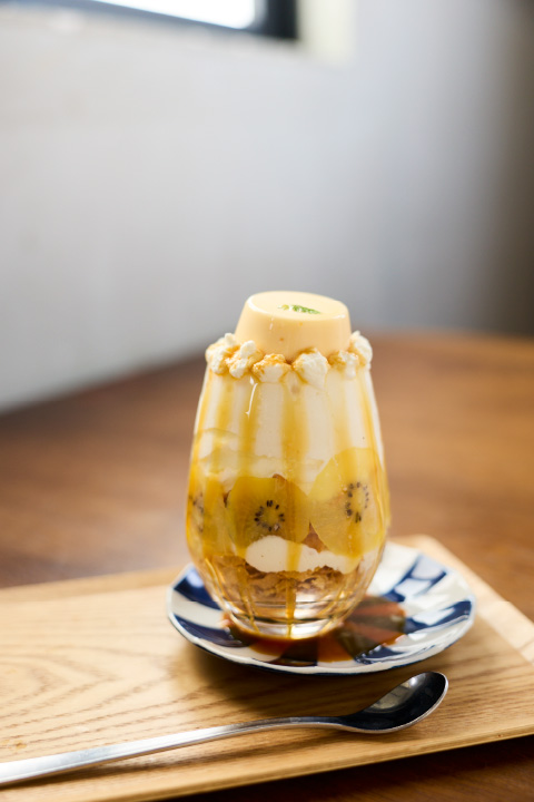季節のフルーツプリンアラモードパフェ