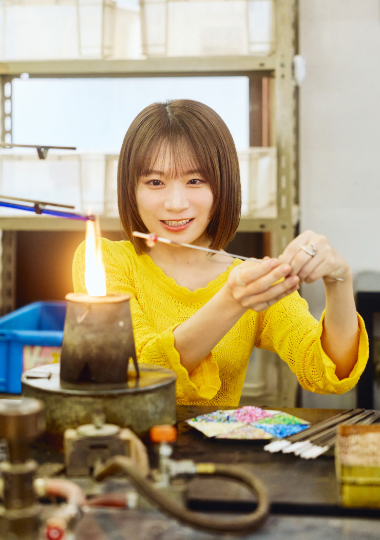 バーナーでガラス玉づくりに挑戦する秋元真夏さん