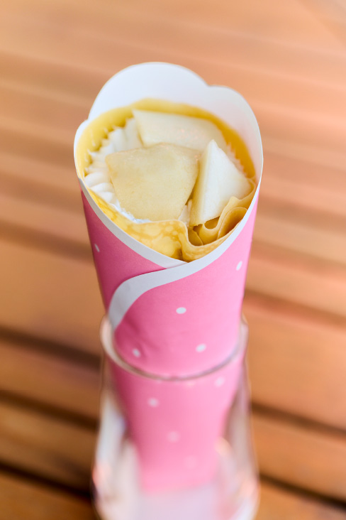 果物がぎっしり詰まったクレープ