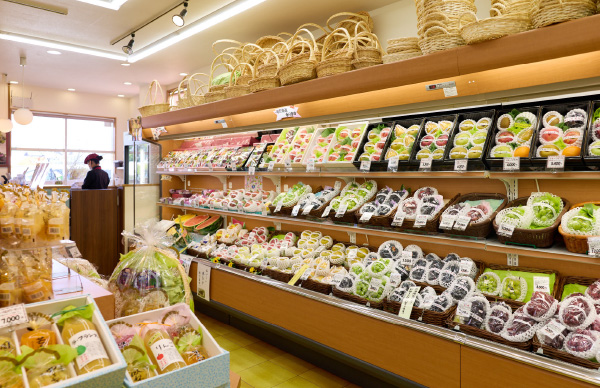店頭に並ぶ高級果物