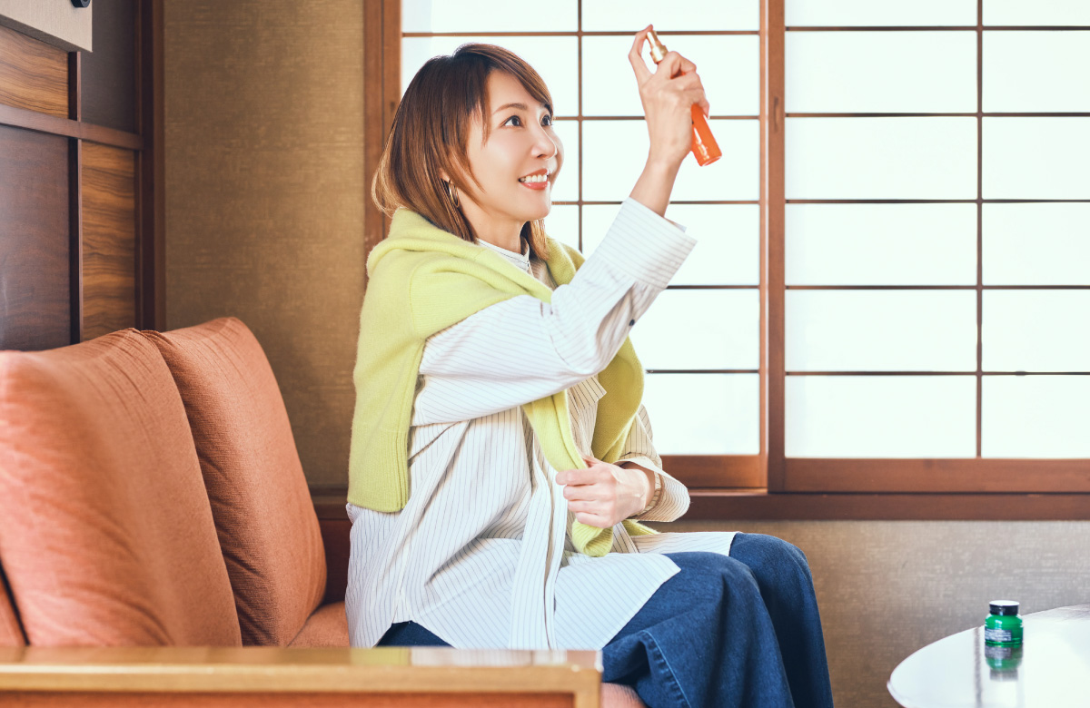 ピローミストを使う柚希礼音さん