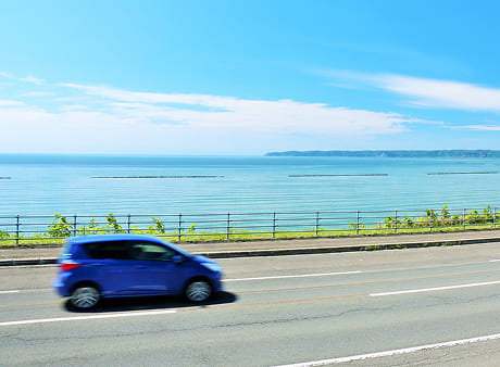 高速道路を走る車の写真