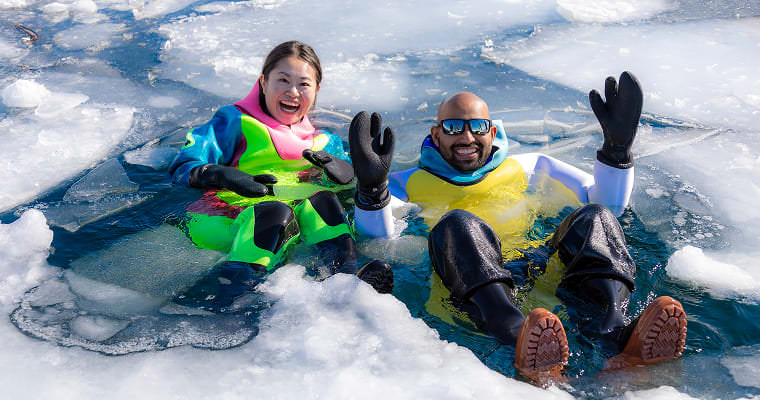 流氷が浮かんだ海に浸かる人の写真