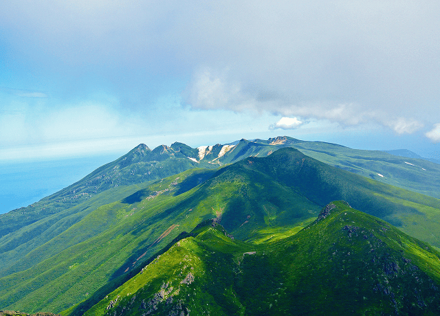 羅臼岳から望む知床連山