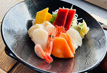 光る海
