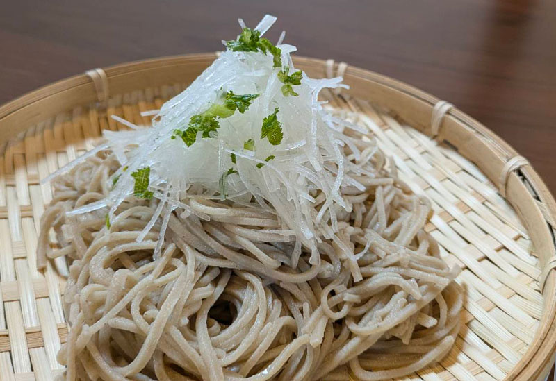 風と陽なたとそばの花