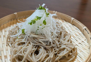 風と陽なたとそばの花