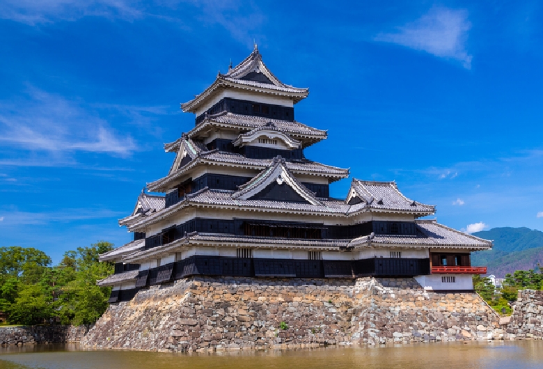 国宝松本城 薪能 毎年志向を変え 能で幽玄の世界へと誘う 松本 白骨 上高地のおすすめ観光 レジャースポットなら旅色