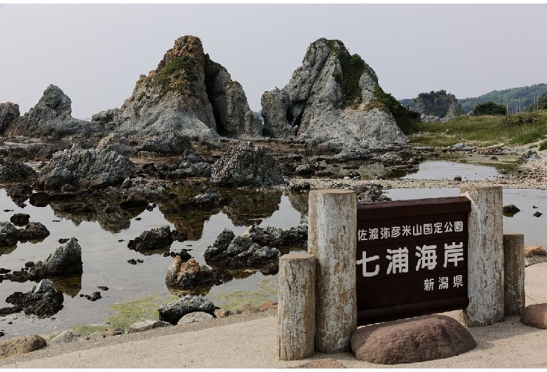 夫婦岩（佐渡島）