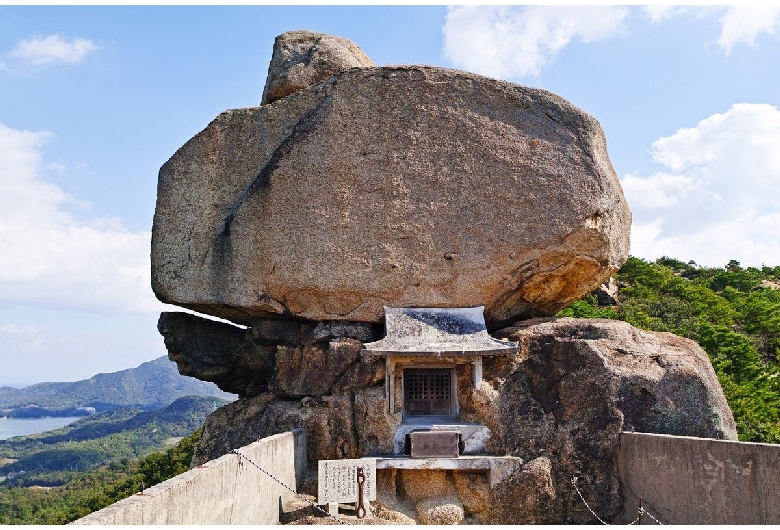 小瀬石鎚神社・重岩（小豆島）