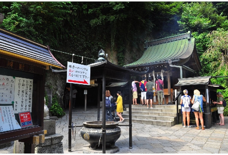 銭洗弁財天宇賀福神社（銭洗弁天）：鎌倉