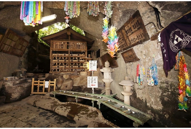 銭洗弁財天宇賀福神社（銭洗弁天）：鎌倉