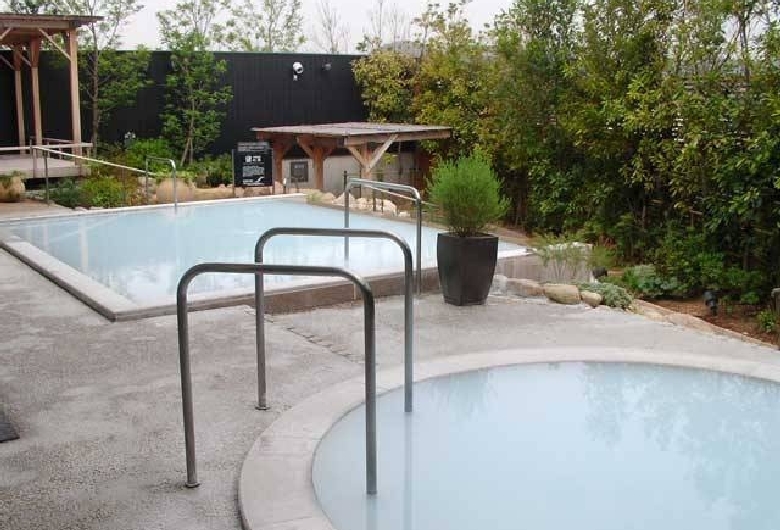 ジェームス山天然温泉 月の湯舟