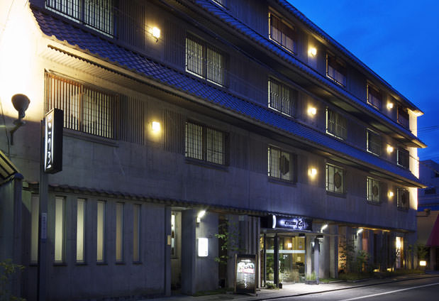 京都の町のど真ん中、お風呂とお料理の宿 旅館こうろ