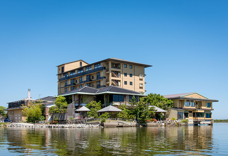 湖上に浮かぶ絶景の宿　はわい温泉　千年亭