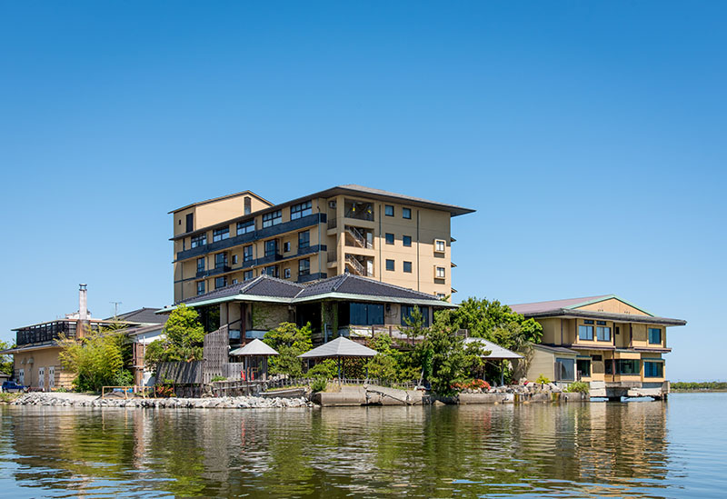 湖上に浮かぶ絶景の宿　はわい温泉　千年亭