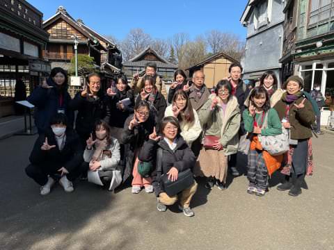 旅を探求する仲間と交流する。