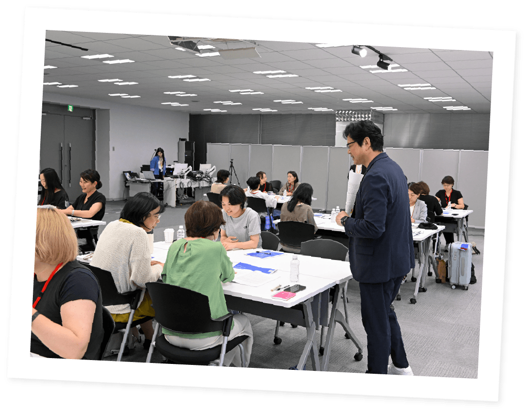 ワークショップでは1人5分目安で課題を共有、<br>その後各班の代表者が発表共有