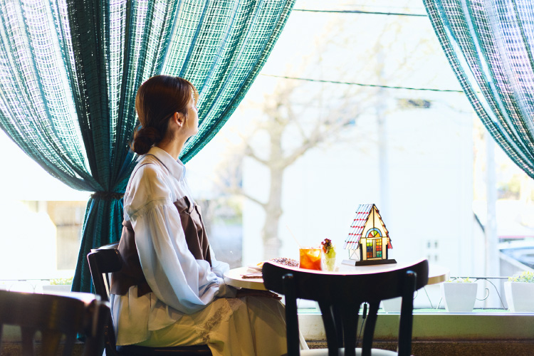 太陽と月テーブル/太陽・月・星をモチーフにした幻想的なテーブル・カフェテーブル CAFE&BAR 太陽と月（愛媛県／松山・東温）の魅力・おすすめポイントを